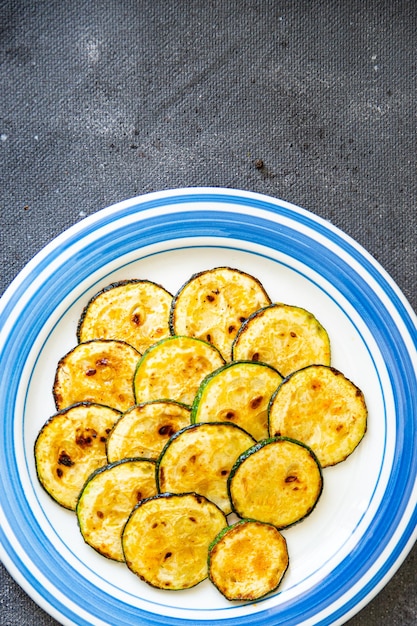 zucchini gebratenes gemüse frische gesunde mahlzeit essen snack diät auf dem tisch kopierraum essen