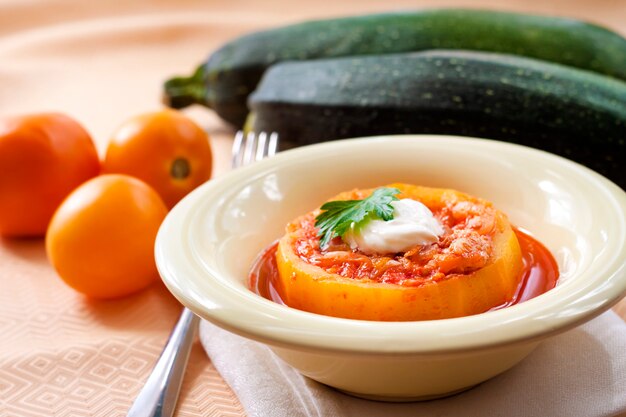 Zucchini gefüllt mit Fleisch und Gemüse, gedünstet in Tomatensauce