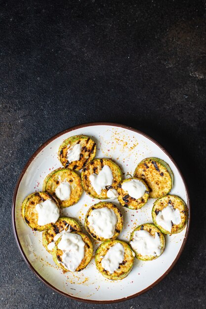 Zucchini gegrilltes Gemüse auf dem Tisch gesunde Mahlzeit Snack Kopie Raum Essen Hintergrund rustikal