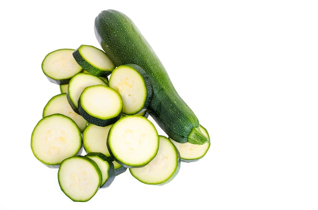 Zucchini gehackte Scheiben auf Weiß