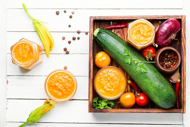 Zucchini-Gemüse-Sommer-Snack.Leckerer Zucchini-Kaviar im Glas