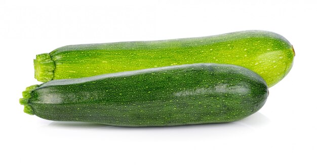 Zucchini getrennt auf Weiß