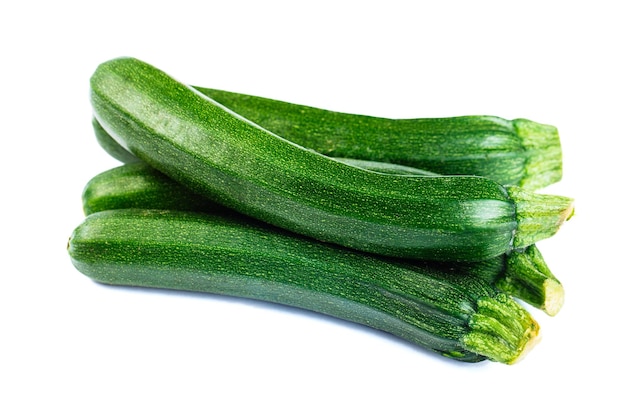 Zucchini getrennt auf Weiß