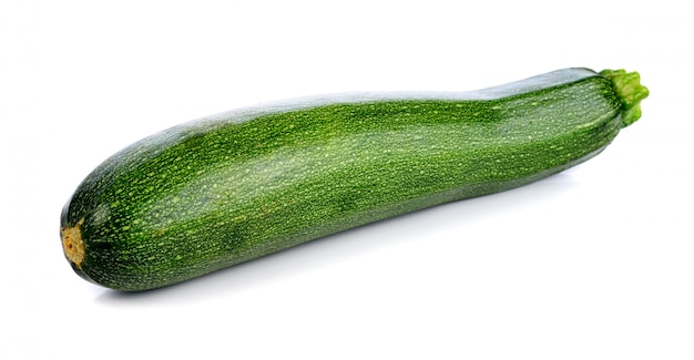 Zucchini getrennt auf weißem hintergrund