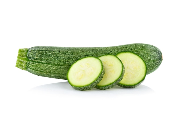 Zucchini getrennt auf weißem Hintergrund