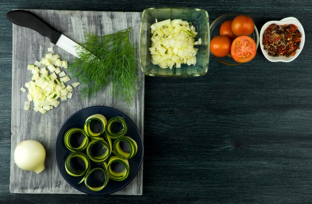 Zucchini im Hintergrund. Gebratene junge geschnittene Zucchini in einer Wanne auf einem dunklen Hintergrund. Der Blick von oben. Kopieren Sie Platz