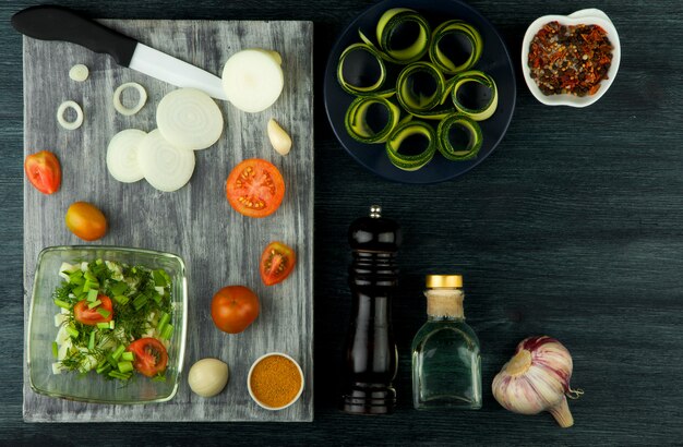 Zucchini im Hintergrund. Gebratene junge geschnittene Zucchini in einer Wanne auf einem dunklen Hintergrund. Der Blick von oben. Kopieren Sie Platz