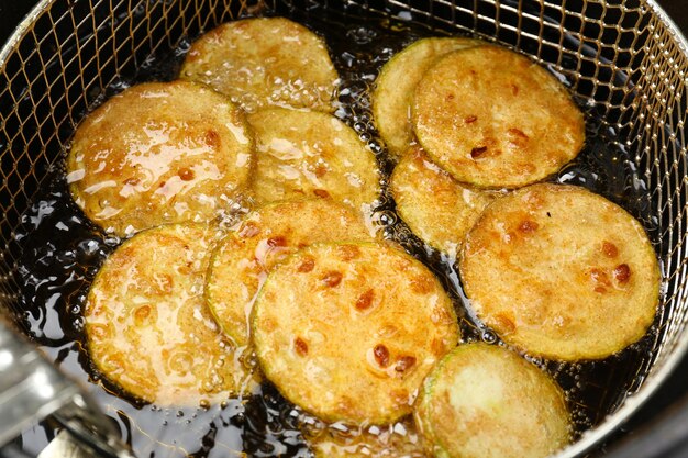 Zucchini in der Fritterin in Nahaufnahme