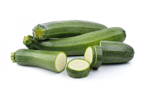 Zucchini isoliert auf weiß