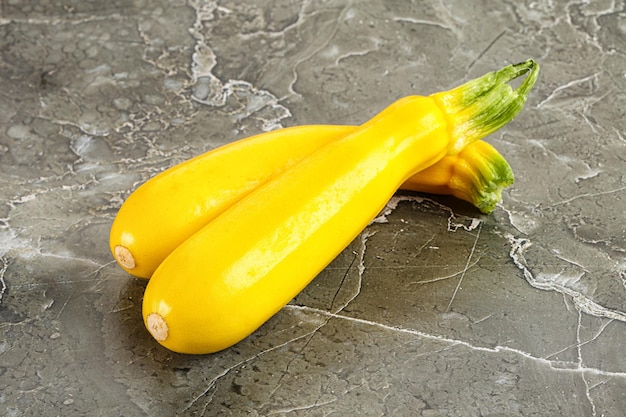 Zucchini jovem amarelo para cozinhar