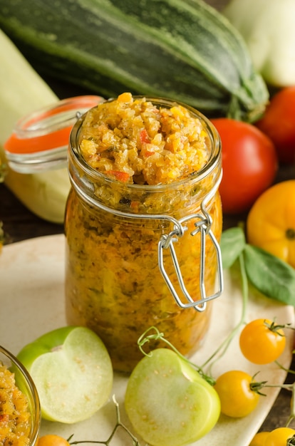 Zucchini-Kaviar im Glas, hausgemachte Herbstvorbereitungen, mit selektivem Fokus