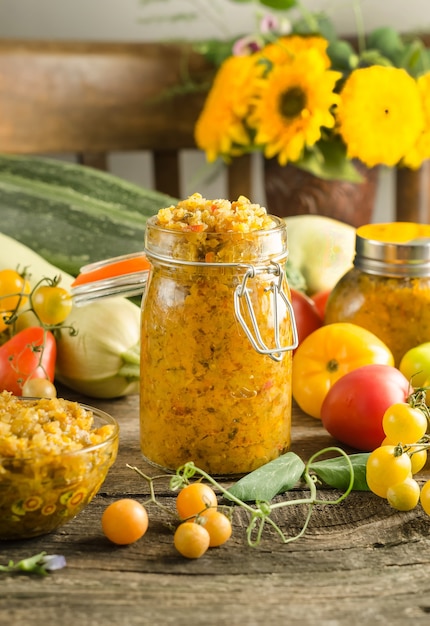 Zucchini-Kaviar im Glas, hausgemachte Zubereitungen