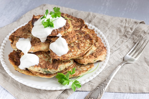 Zucchini-Krapfen oder Pfannkuchen mit Joghurt-Dressing