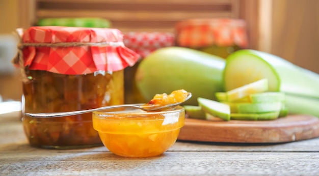 Zucchini-Marmelade im Glas. Selektiver Fokus. Essen.