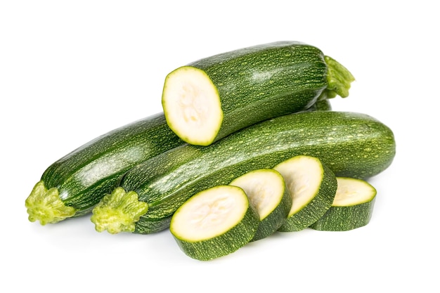 Zucchini mit in Scheiben geschnitten isoliert auf weißem Hintergrund