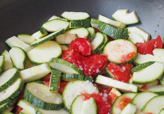 Zucchini mit Tomate