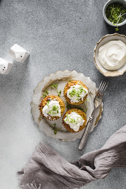 Zucchini-Muffins mit Pesto