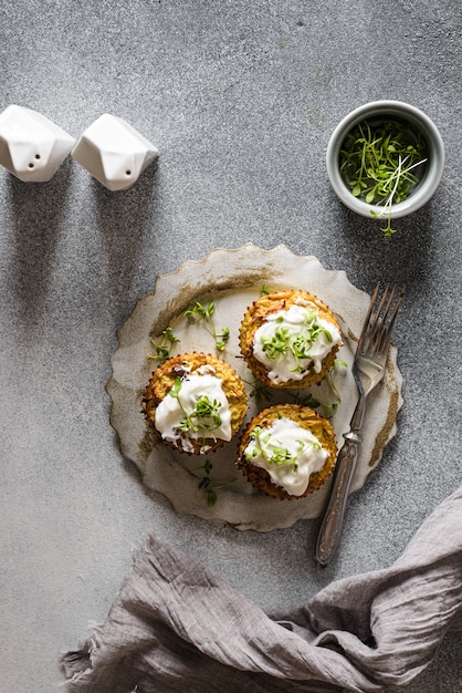 Zucchini-Muffins mit Pesto