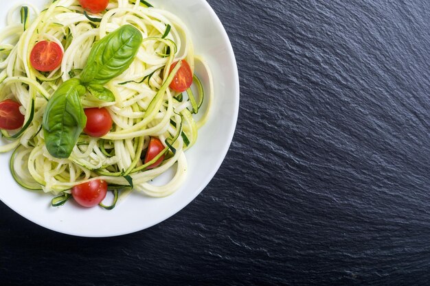 Zucchini-Nudelnudeln mit Tomaten. Gesundes vegetarisches Essen