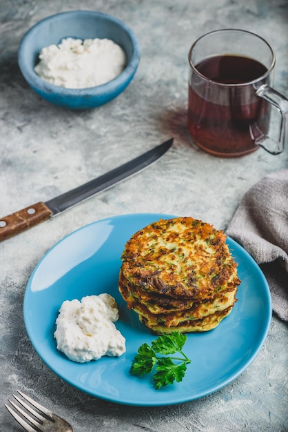 Zucchini-Parmesan-Pfannkuchen mit Dip und Petersilie