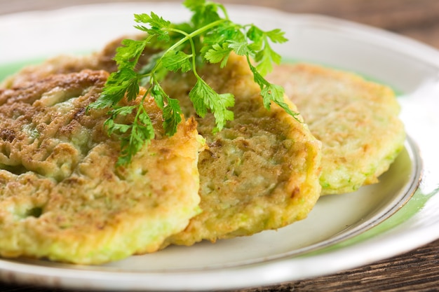 Zucchini-Pfannkuchen auf Teller