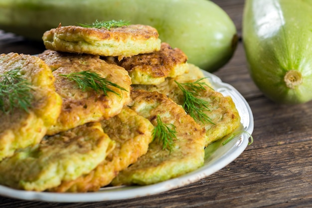 Zucchini-Pfannkuchen auf Teller