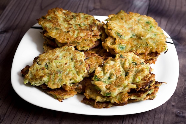 Foto zucchini-pfannkuchen mit kräutern