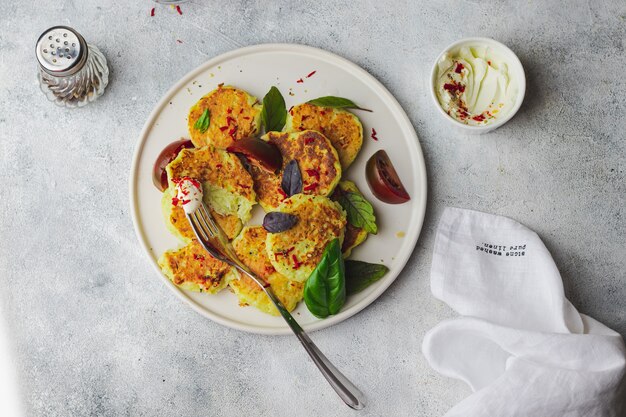 Zucchini-Pfannkuchen mit Tomaten und Basilikum