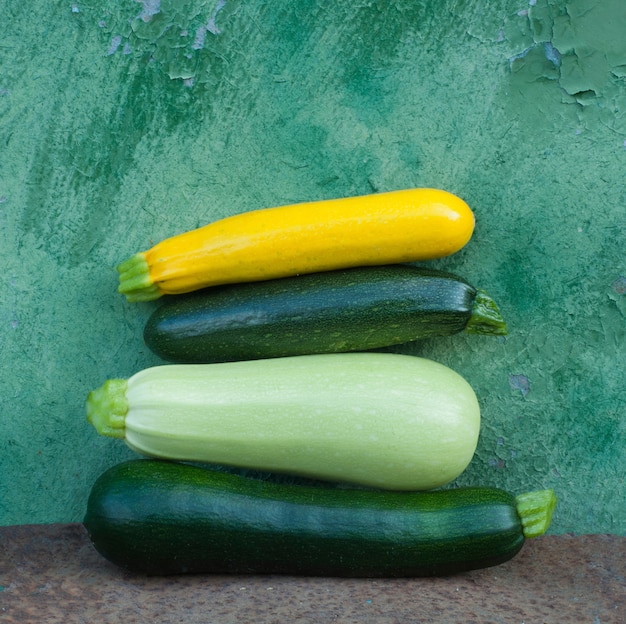 Foto zucchini quatro no fundo verde.