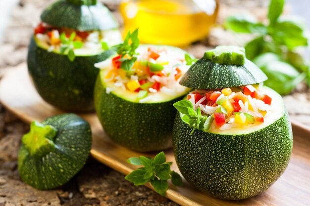 Foto zucchini redondo relleno de verduras y arroz