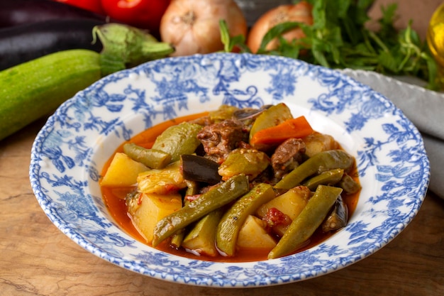 Zucchini relleno con carne de la cocina tradicional turca nombre turco etli kabak dolmasi