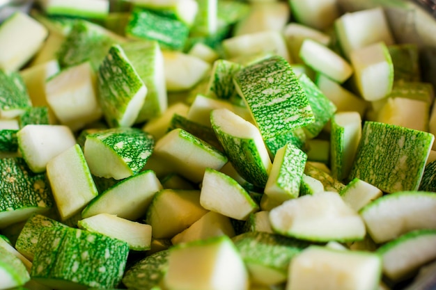 Zucchini Rohes gehacktes geschnittenes Gemüsesalatzutatenkochen