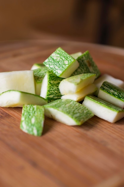 Zucchini Rohes gehacktes geschnittenes Gemüsesalatzutatenkochen