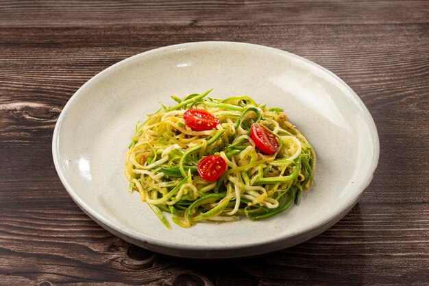 Zucchini-Spaghetti mit Tomaten in Knoblauch und Öl