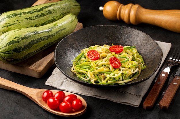 Zucchini-Spaghetti mit Tomaten in Knoblauch und Öl