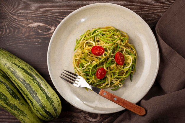 Zucchini-Spaghetti mit Tomaten in Knoblauch und Öl