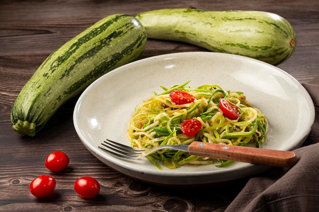 Zucchini-Spaghetti mit Tomaten in Knoblauch und Öl