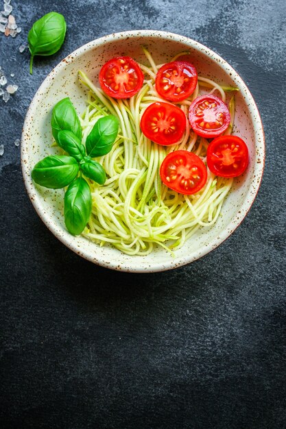 Zucchini Spaghetti Salat Tomatengemüse