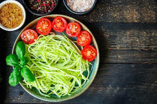 Zucchini Spaghetti Tomatensalat Gemüse