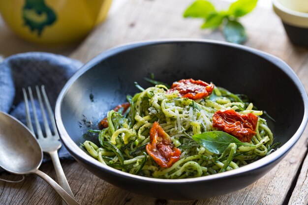 Zucchini-Teigwaren in Pestosoße mit sonnengetrockneter Tomate