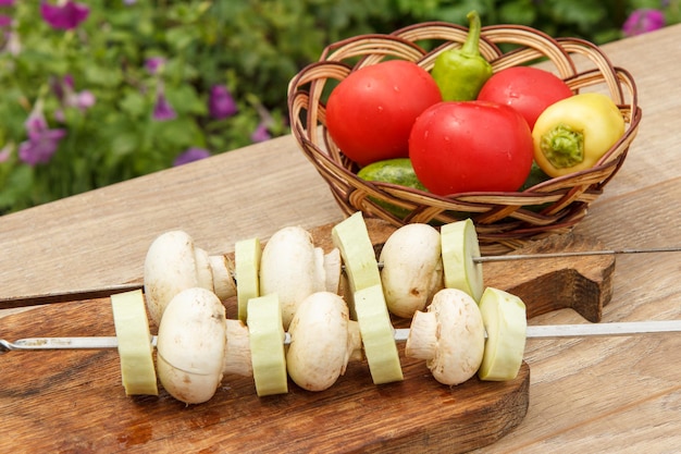 Zucchini und Champignons am Spieß mit Tomaten, Gurken und Paprika im Weidenkorb