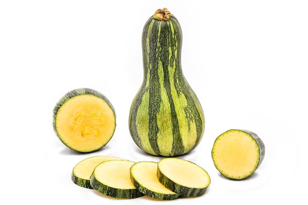 Zucchini und Scheiben auf Weiß