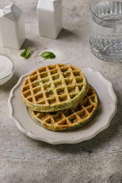 Zucchini-Waffeln auf einem Teller