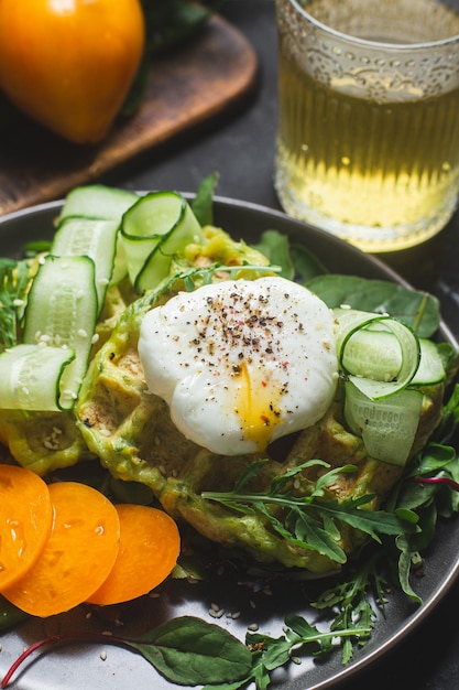 Foto zucchini-waffeln mit pochiertem ei