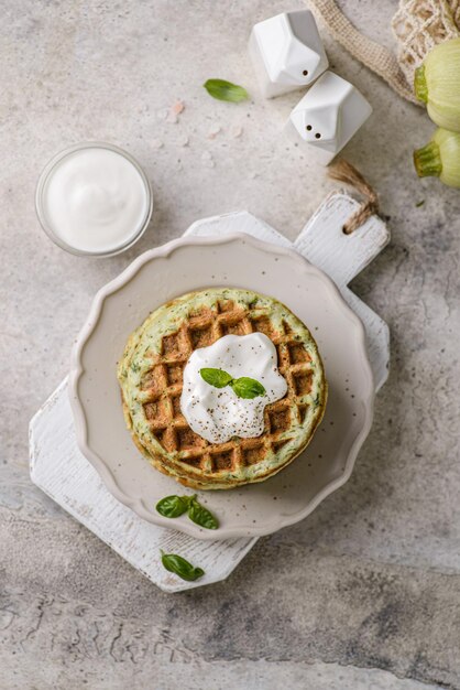 Zucchini-Waffeln mit Sauerrahm