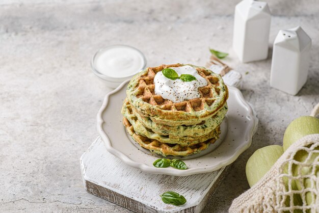 Zucchini-Waffeln mit Sauerrahm