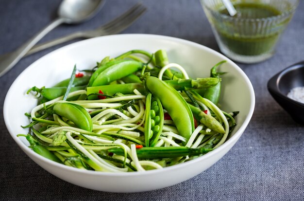 Zucchini-Zoodles mit Salat der grünen Erbsen