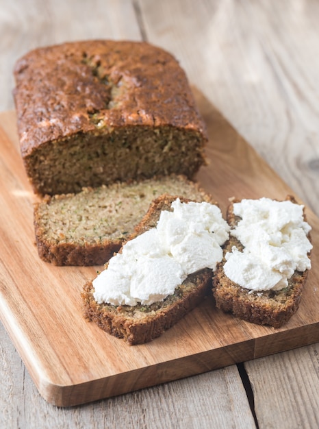 Zucchinibrot auf dem Holzbrett