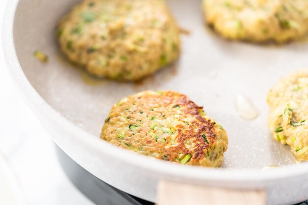 Zucchinikuchen in Olivenöl in einer Pfanne braten.