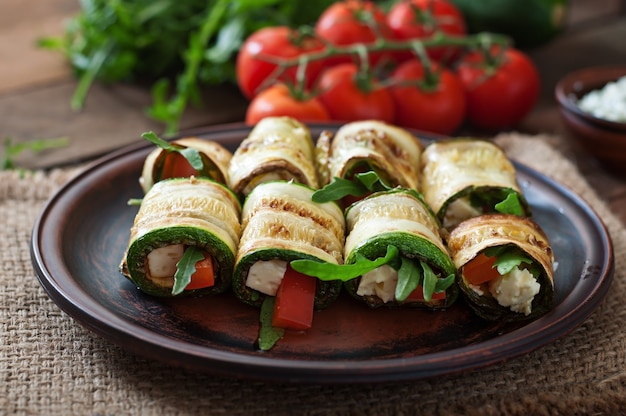 Foto zucchiniröllchen mit käse und dill